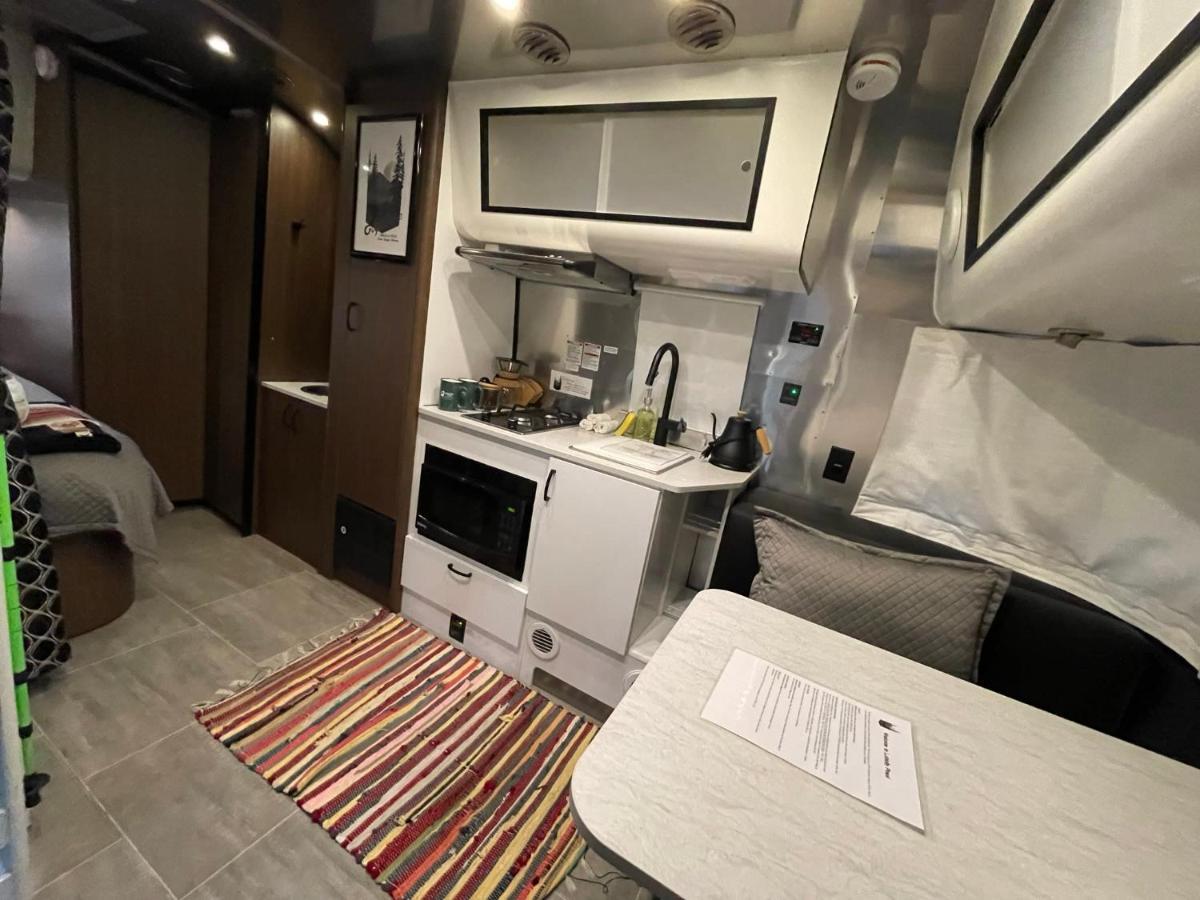 ホテル Airstream Caravel 2020 Loblolly Pines Adventure Camp ユリーカ・スプリングス エクステリア 写真