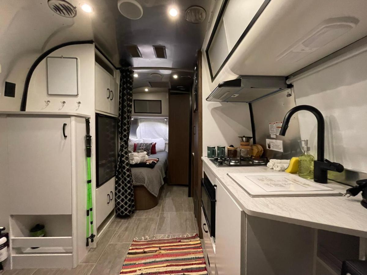 ホテル Airstream Caravel 2020 Loblolly Pines Adventure Camp ユリーカ・スプリングス エクステリア 写真