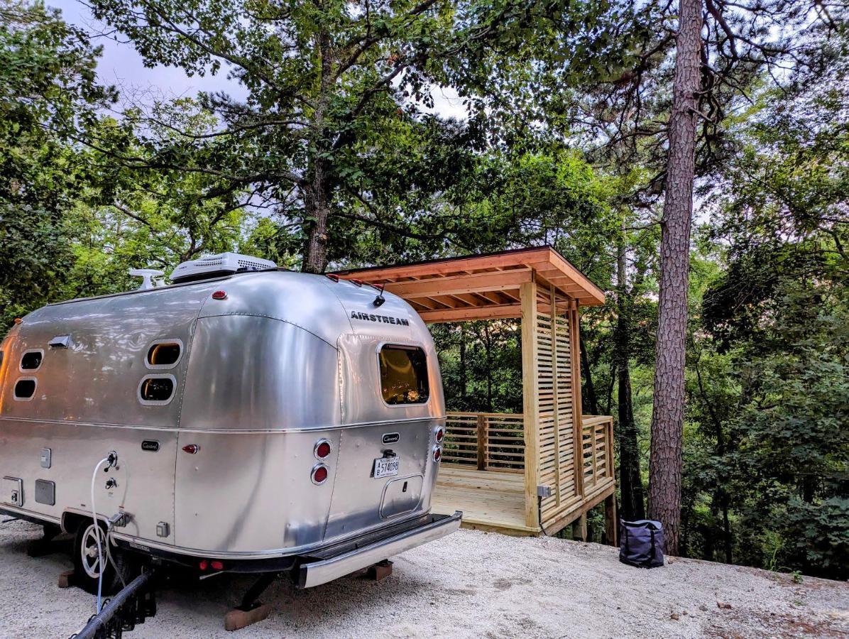 ホテル Airstream Caravel 2020 Loblolly Pines Adventure Camp ユリーカ・スプリングス エクステリア 写真