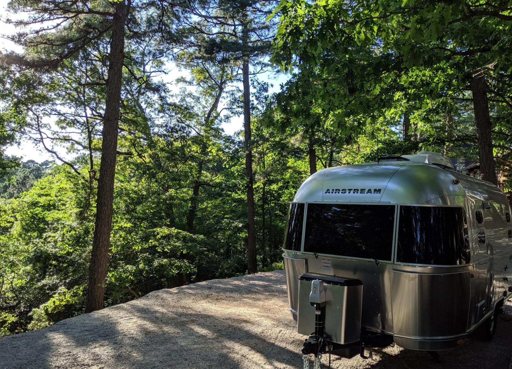 ホテル Airstream Caravel 2020 Loblolly Pines Adventure Camp ユリーカ・スプリングス エクステリア 写真